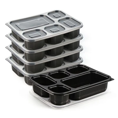 Scoateți recipientele cu capac, la cuptorul cu microunde